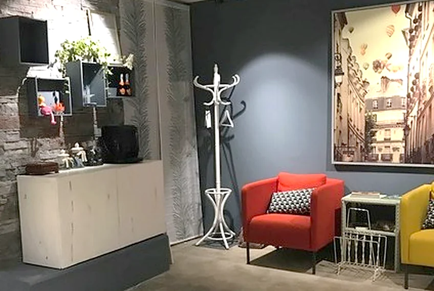 Wartebereich der Nagelwerkstatt mit rotem Sessel und Garderobe